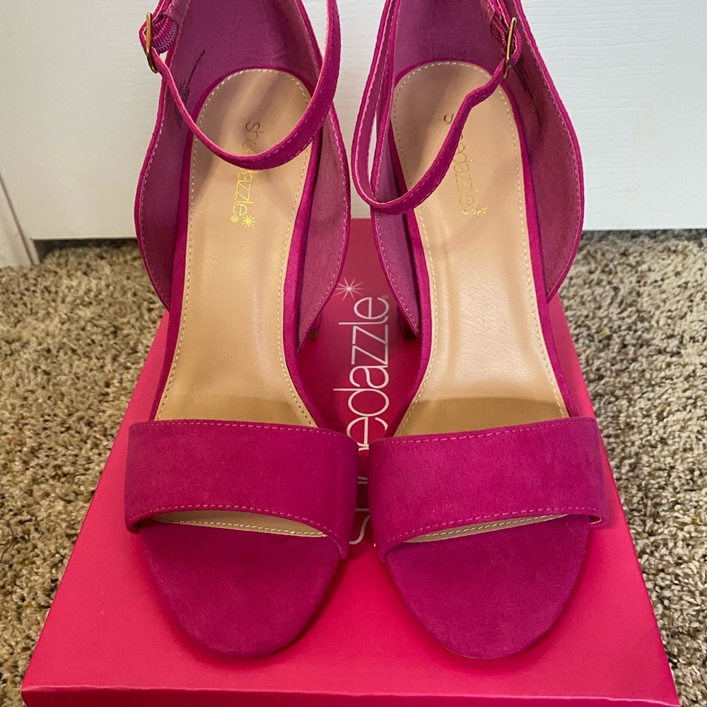 NWT Pink open toe sandal with block heel. Size 10.